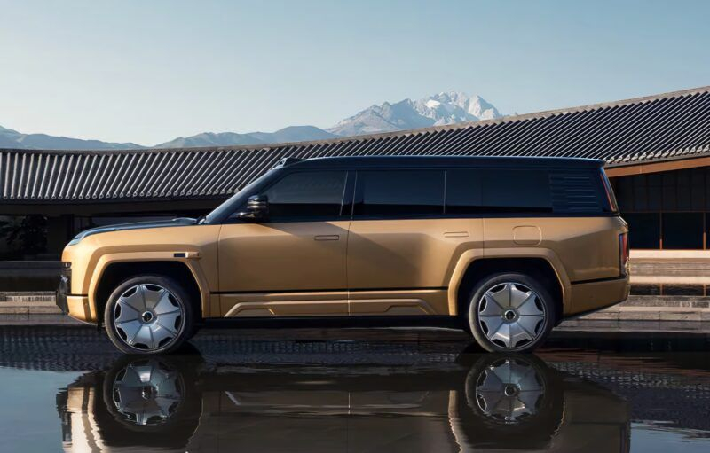 Флагманский внедорожник BYD YangWang U8L за 9 800 предлагает 1180 л.с. и разгон за 3,5 секунды до «сотни»