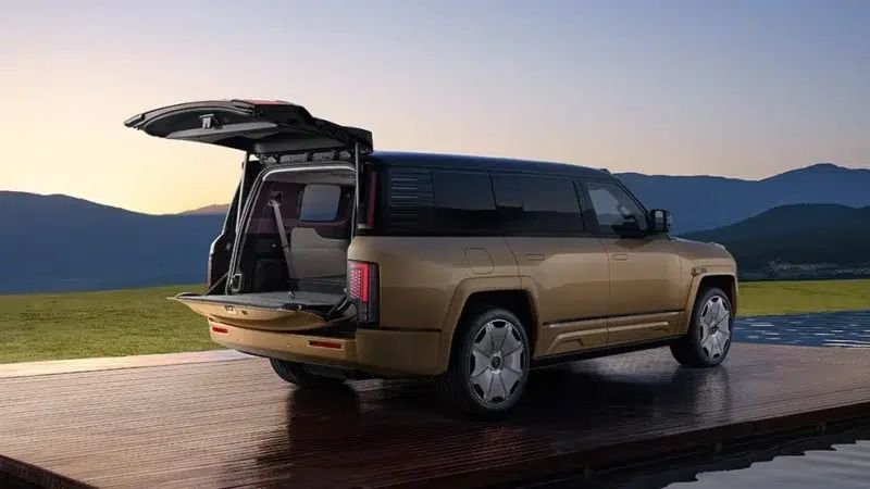 Флагманский внедорожник BYD YangWang U8L за 9 800 предлагает 1180 л.с. и разгон за 3,5 секунды до «сотни»