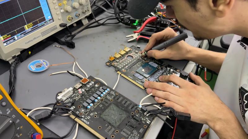 Энтузиасты починили продырявленную GeForce RTX 5070 Ti с помощью AMD Radeon RX 580