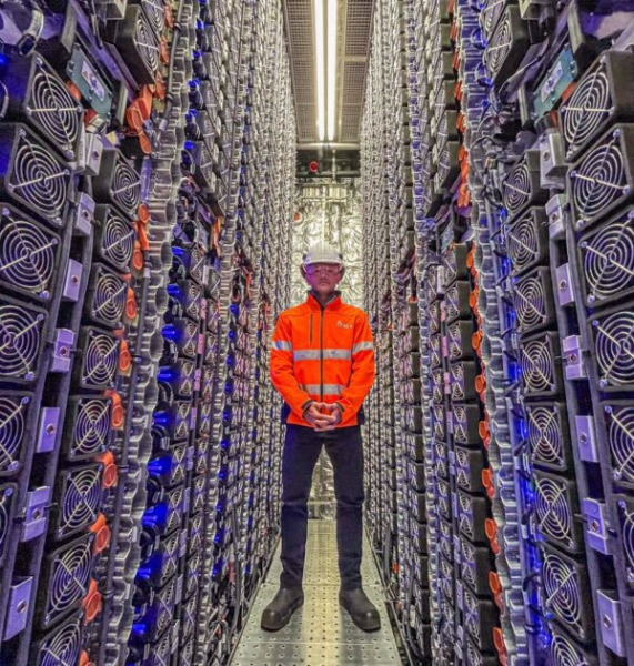 Крупнейшее в мире полностью электрическое судно показало свои аккумуляторы на зарядке