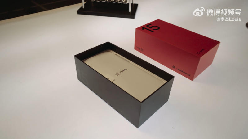 Опубликована официальная распаковка OnePlus 15 — до анонса флагмана осталось меньше месяца