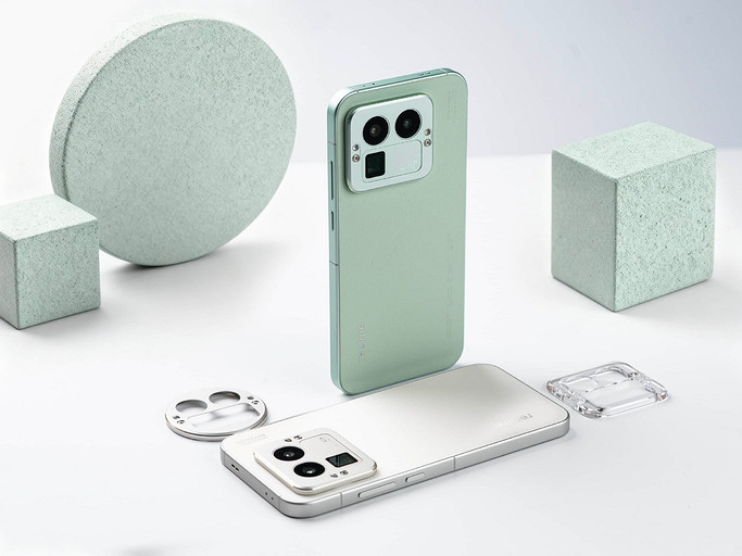 Суперфлагман realme GT 8 Pro показали на красивых студийных фото и раскрыли расцветки