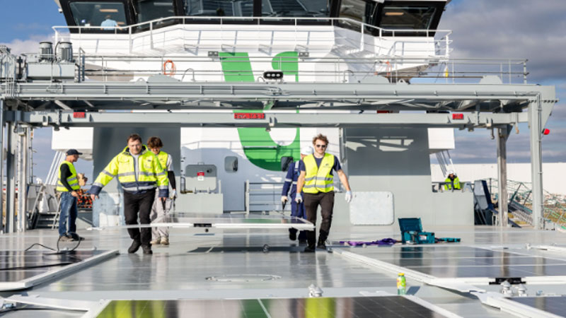 Первое в мире грузовое судно, облепленное солнечными панелями, готово выйти в море