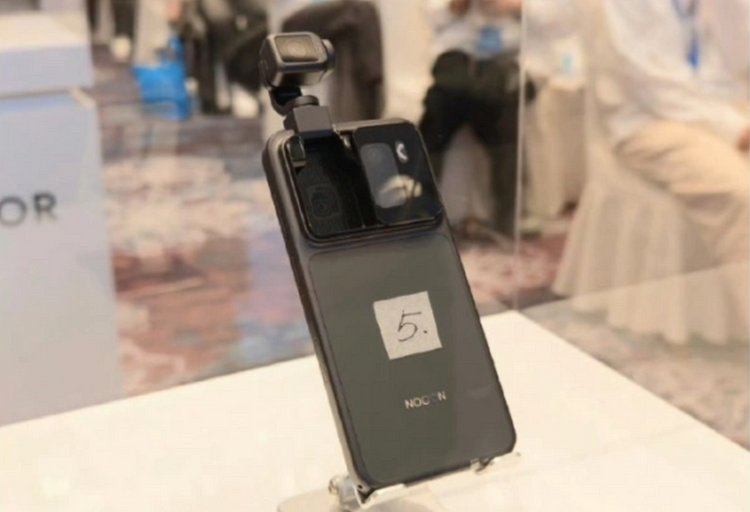 HONOR показала уникальный смартфон Robot Phone с выдвижным объективом с роботизированной ножкой