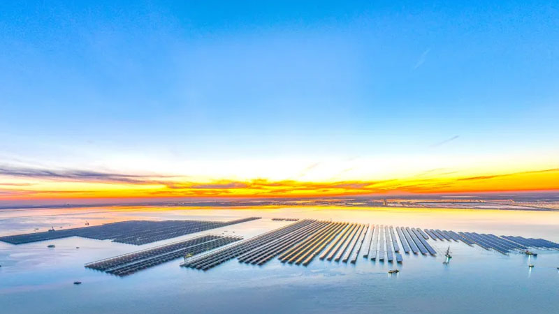 В Китае к сети подключили крупнейшую в мире морскую солнечную электростанцию — она обеспечит 1 ГВт