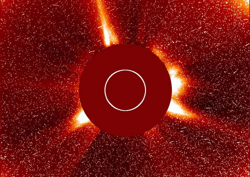 Солнце раскрасило небо полярными сияниями — Землю накрыл сильнейший радиационный шторм XXI века