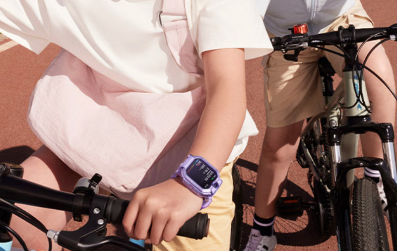 Вещь дня. Xiaomi представила новые детские смарт-часы с двойной откидной камерой, AMOLED-экраном и точным GPS