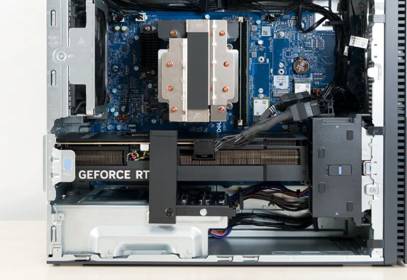 Dell решила намертво прикрутить скандально известный 16-контактный разъём питания видеокарты, чтобы тот не расплавился