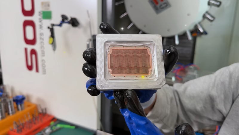 Threadripper Pro 9995WX разогнали до 5,3 ГГц без азота — крышку превратили в водоблок, добавили чиллер и 140 литров воды