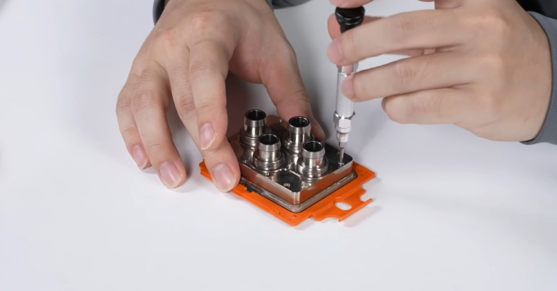 Threadripper Pro 9995WX разогнали до 5,3 ГГц без азота — крышку превратили в водоблок, добавили чиллер и 140 литров воды