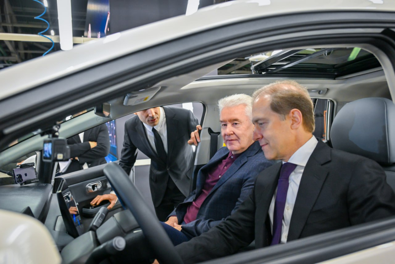 «Москвич» запустил производство электромобилей Umo для «Яндекс Такси» — внутри у них ИИ «Яндекса»