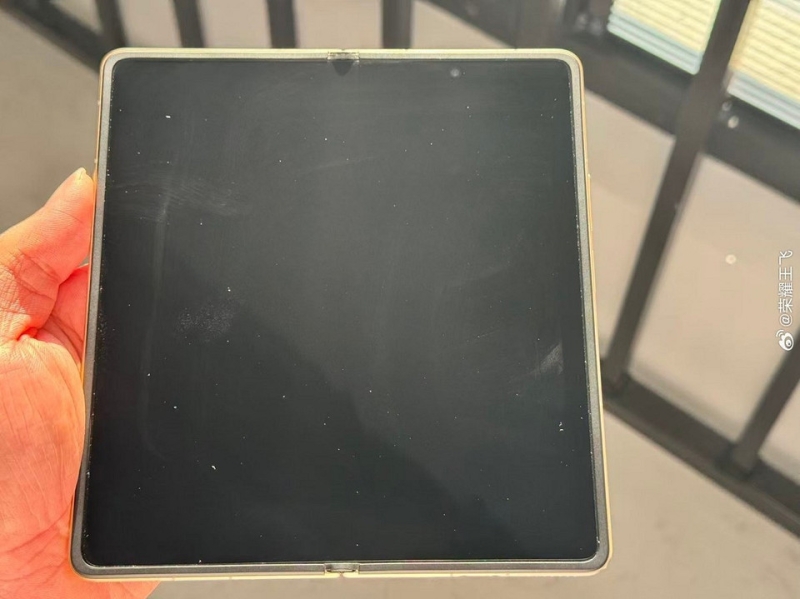 Она испарилась! Дисплей HONOR Magic V6 без видимой складки показали на фото