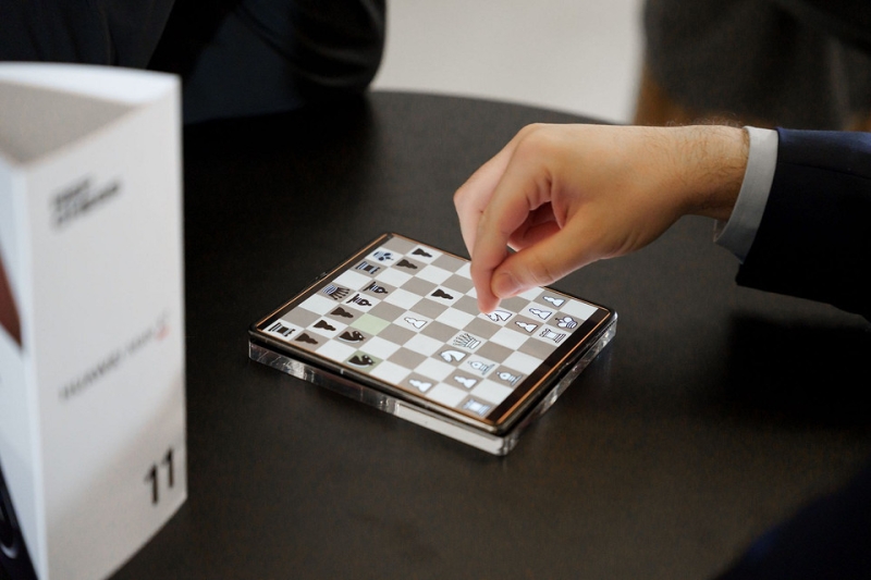 В Москве прошел первый в мире сеанс одновременной игры в шахматы на складных смартфонах
