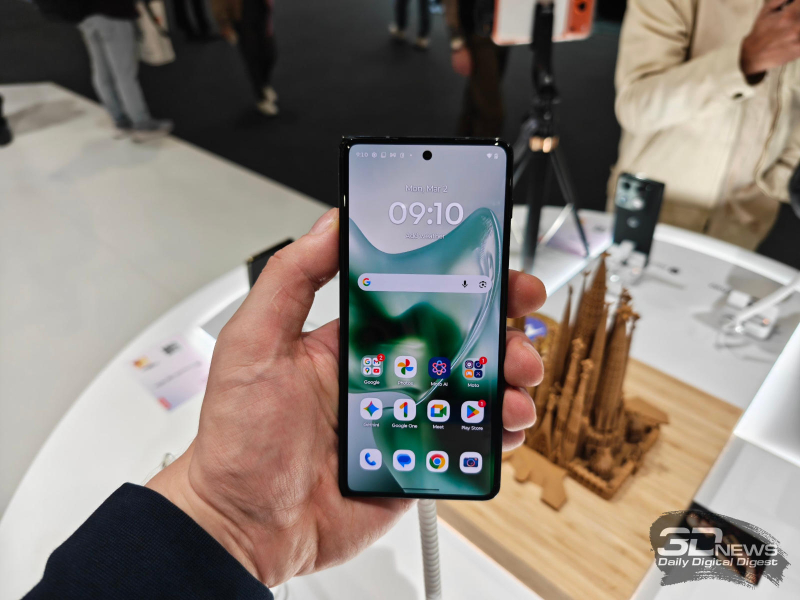 Motorola продемонстрировала складной смартфон Razr Fold