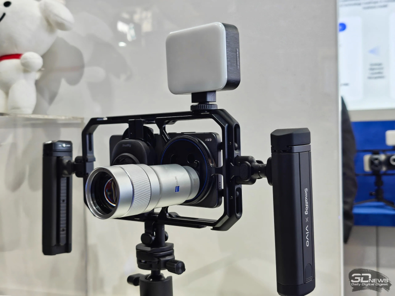 Представлен флагманский смартфон Vivo X300 Ultra с двумя 200-Мп камерами и съёмной оптикой по цене от 00