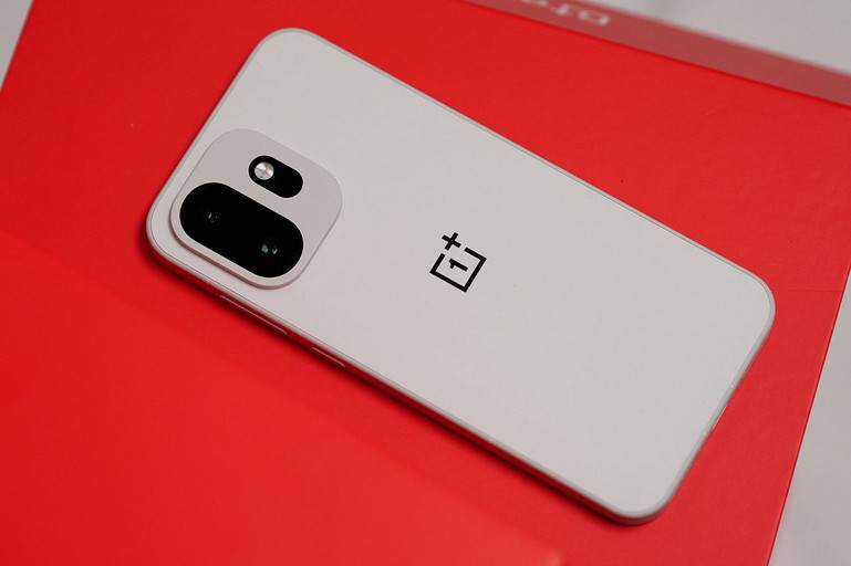 OnePlus 15T показали со всех сторон до релиза. Белая версия выглядит очень круто