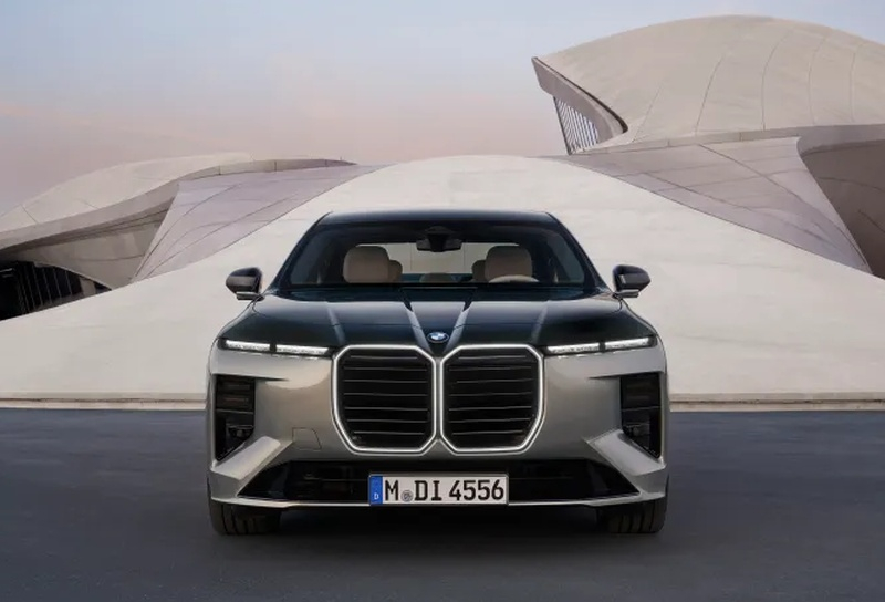 BMW представила флагманскую «семёрку» на платформе Neue Klasse — спорный стиль, много экранов и «скрытые технологии»