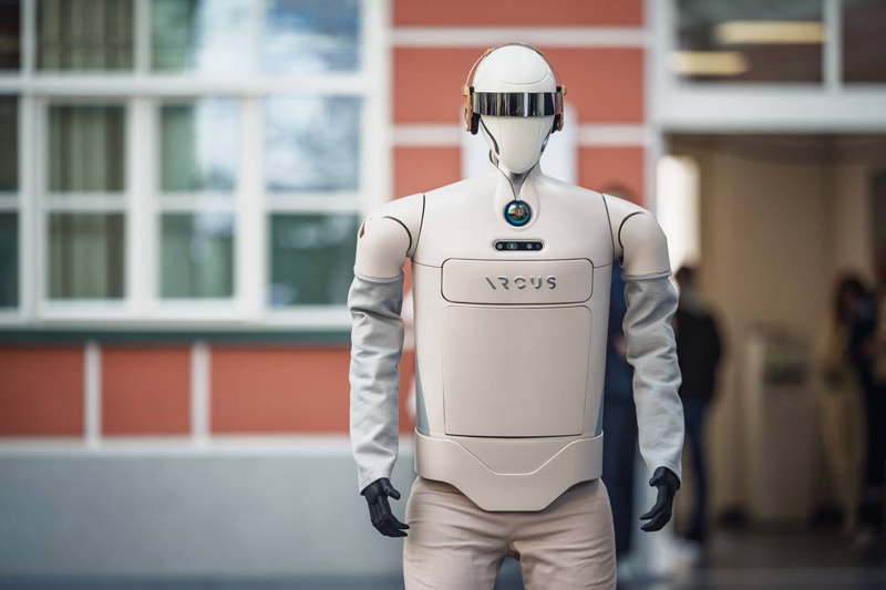В России представили антропоморфного робота-курьера «Аркус»