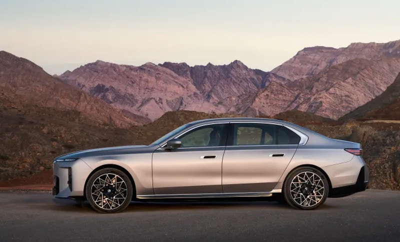 BMW представила флагманскую «семёрку» на платформе Neue Klasse — спорный стиль, много экранов и «скрытые технологии»